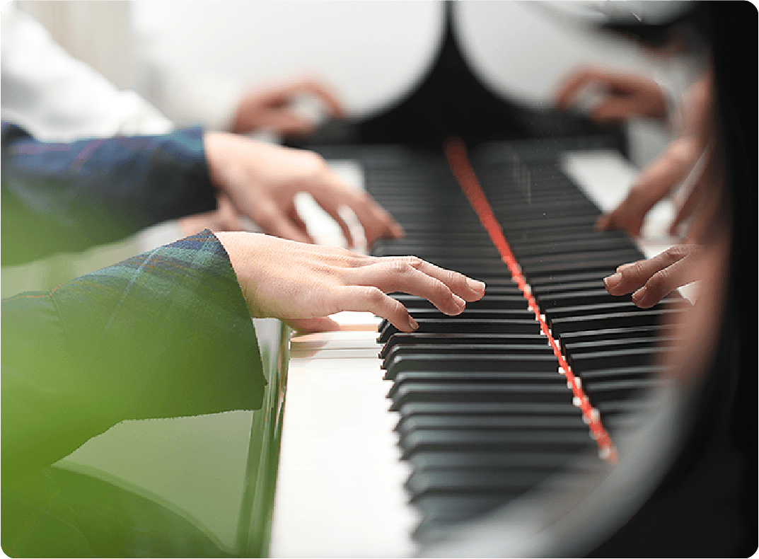 ピアノ演奏の楽しさ - 集中して練習する生徒