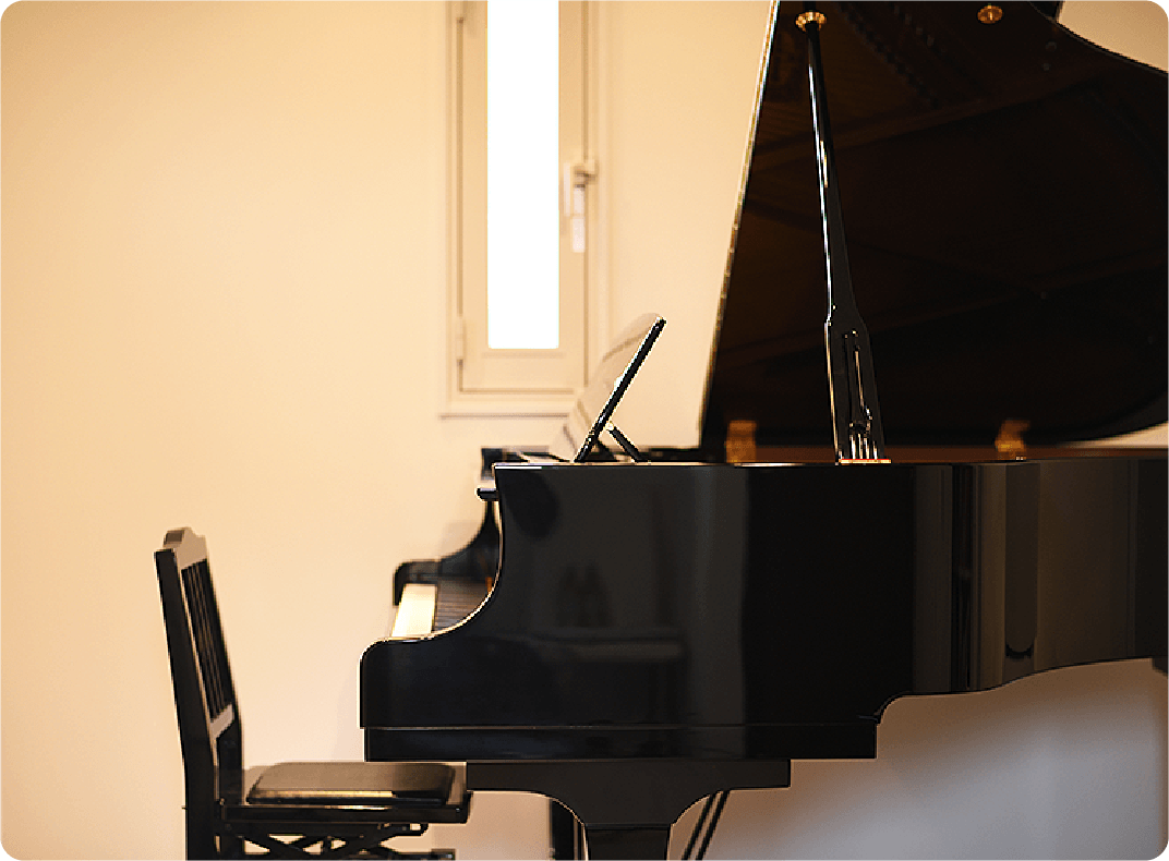 ピアノレッスン - 丁寧な指導を受ける生徒